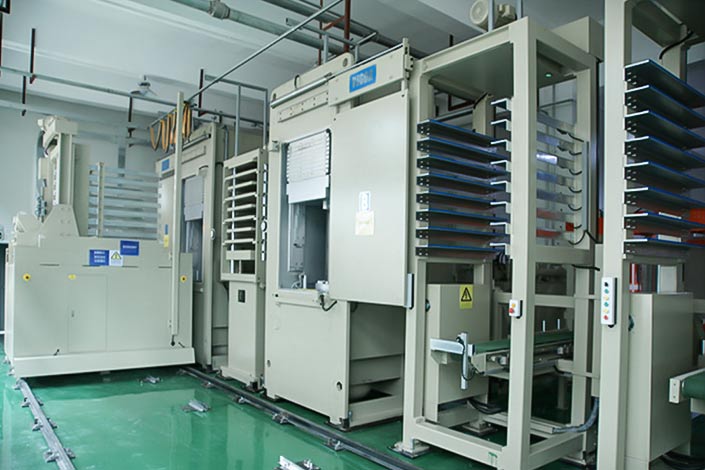 Multilayer plate lamination machine